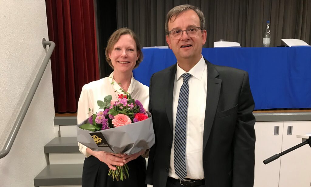 © zVg
Bildlegende: Thomas Inglin, Präsident der Katholischen Kirchgemeinde Baar, heisst Andrea Middel als neu gewähltes Mitglied des Kirchenrats willkommen. 